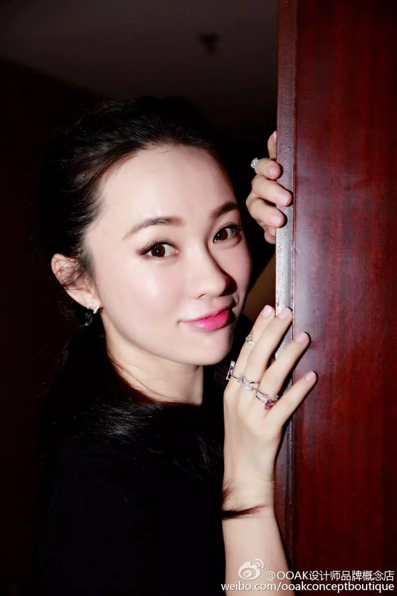 霍思燕出席活動,十根手指上戴滿了珠寶