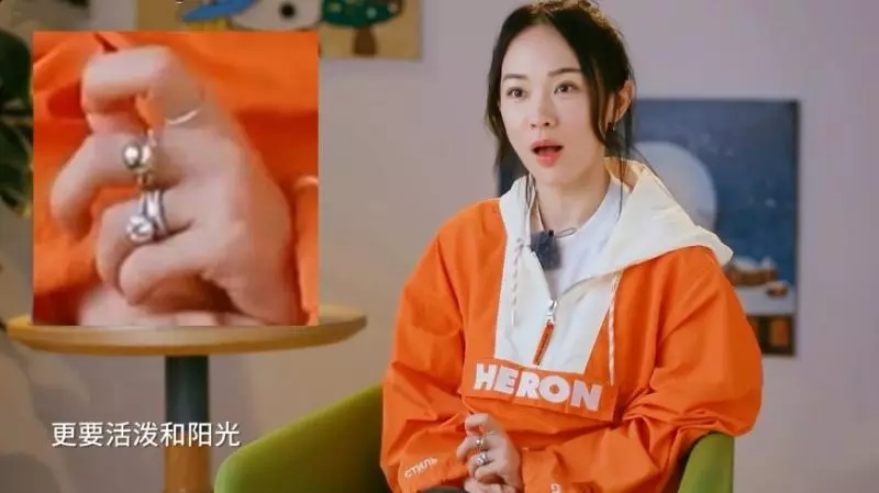 霍思燕出席活動,十根手指上戴滿了珠寶