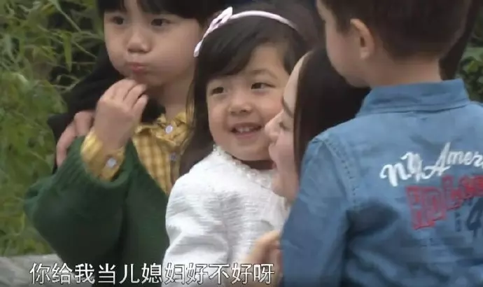 霍思燕出席活動,十根手指上戴滿了珠寶