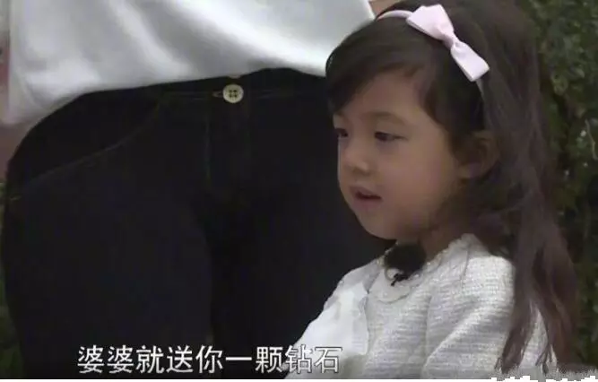 霍思燕出席活動,十根手指上戴滿了珠寶