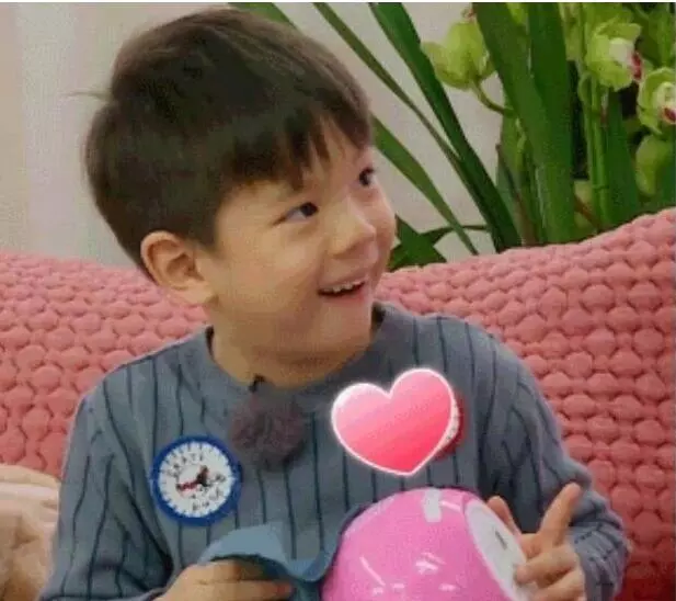 霍思燕出席活動,十根手指上戴滿了珠寶