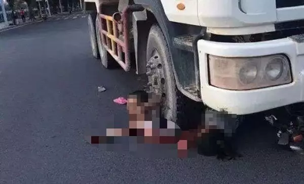 載著妻子硬闖 摩哆騎士被貨車輾死