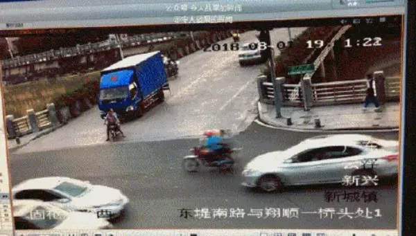 載著妻子硬闖 摩哆騎士被貨車輾死