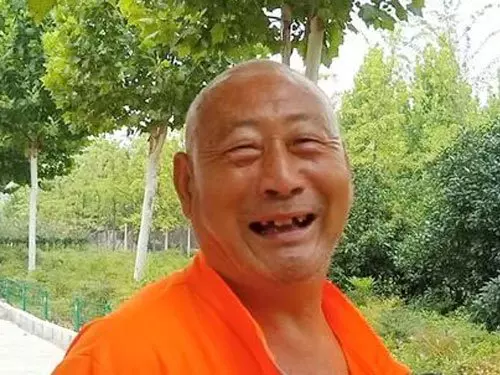 暴雨中淡定下棋 兩大爺紅了