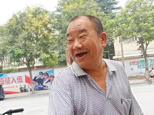 暴雨中淡定下棋 兩大爺紅了