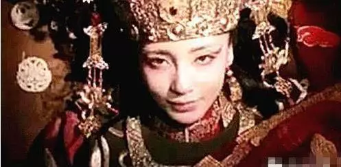 古墓出土千年蒙面女屍, 揭開面紗後不可置信, 揭開衣物時, 專家大喊快住手!