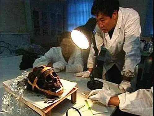 古墓出土千年蒙面女屍, 揭開面紗後不可置信, 揭開衣物時, 專家大喊快住手!
