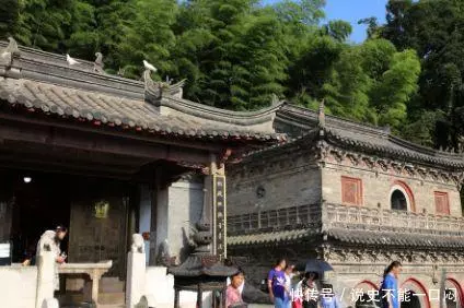 日軍掃蕩一寺廟,準備行兇時,方丈手指一物,日軍看後大驚退走