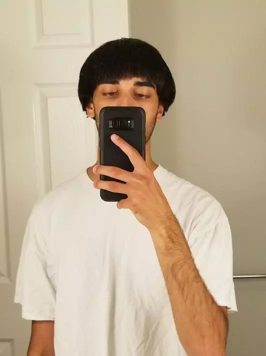 這到底是人頭還是戴假髮的手指? 外國男子的挑戰「西瓜皮」讓全網笑翻