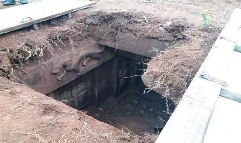 千年古墓出土神秘蒙面公主,專家剝開衣服後,大喊:危險,快走!