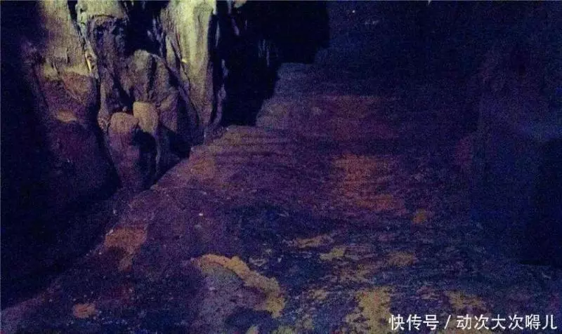 千年古墓出土神秘蒙面公主,專家剝開衣服後,大喊:危險,快走!