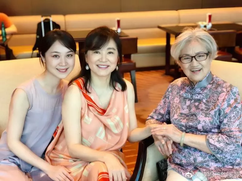 歲月從不敗美人!林青霞重逢林黛玉王文娟,64歲林青霞依舊女神