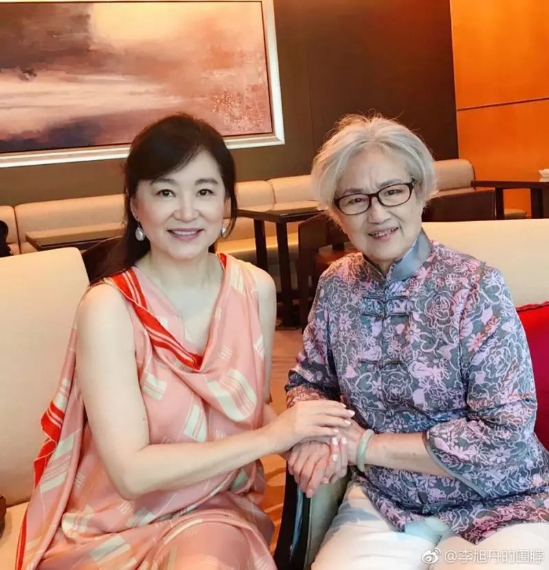 歲月從不敗美人!林青霞重逢林黛玉王文娟,64歲林青霞依舊女神