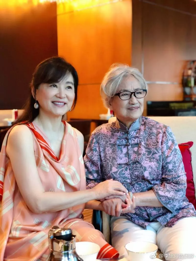 歲月從不敗美人!林青霞重逢林黛玉王文娟,64歲林青霞依舊女神