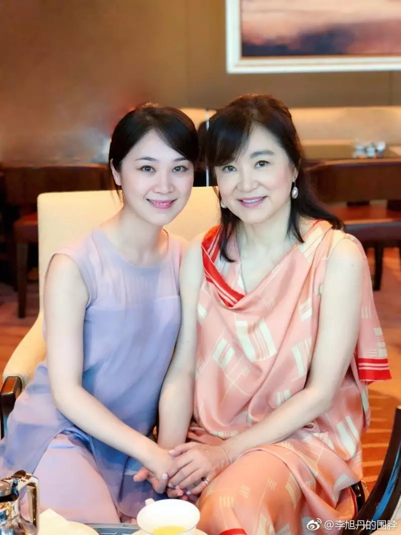 歲月從不敗美人!林青霞重逢林黛玉王文娟,64歲林青霞依舊女神
