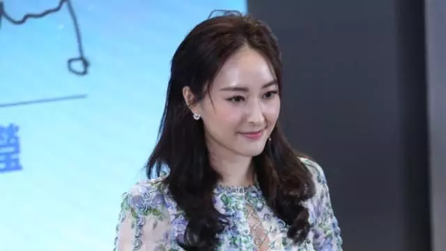 住千萬豪宅開百萬豪車,曾和賭王兒子戀愛TVB小花素顏逛街照曝光!