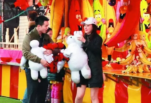 住千萬豪宅開百萬豪車,曾和賭王兒子戀愛TVB小花素顏逛街照曝光!