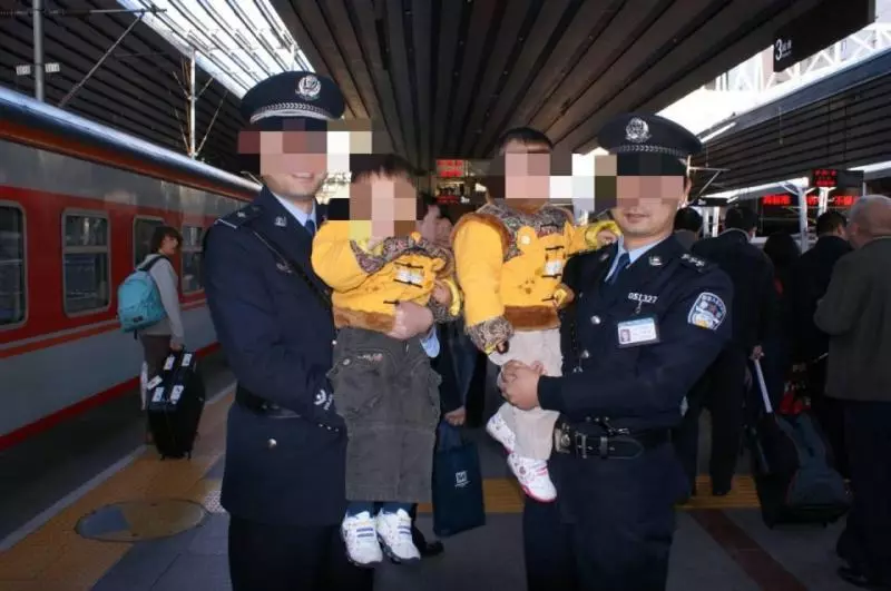 女子回娘家,車上看見鄰鋪母親用涼水泡奶粉,偷偷報警救了5條命