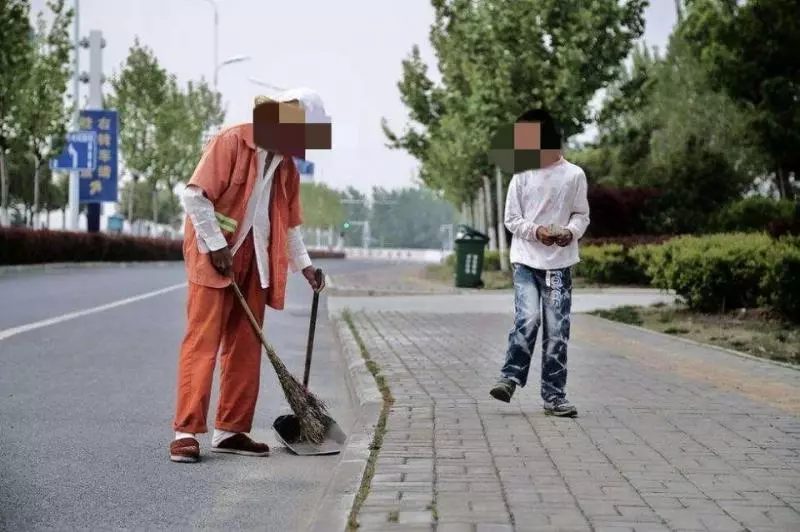 老人常帶飯給流浪漢,沒錢看病流浪漢給他張卡,知道餘額悄悄報警