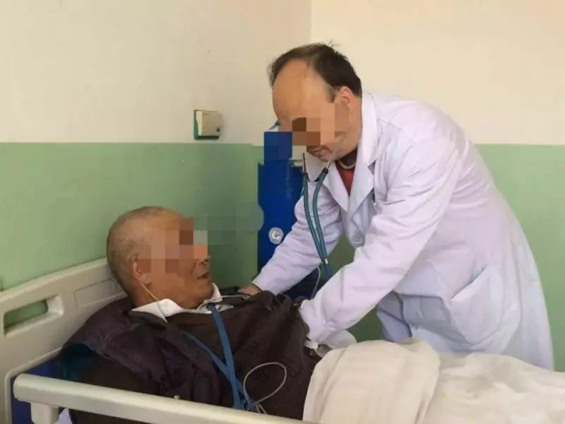 老人常帶飯給流浪漢,沒錢看病流浪漢給他張卡,知道餘額悄悄報警