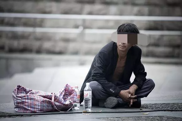 老人常帶飯給流浪漢,沒錢看病流浪漢給他張卡,知道餘額悄悄報警