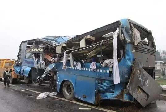 老人常帶飯給流浪漢,沒錢看病流浪漢給他張卡,知道餘額悄悄報警