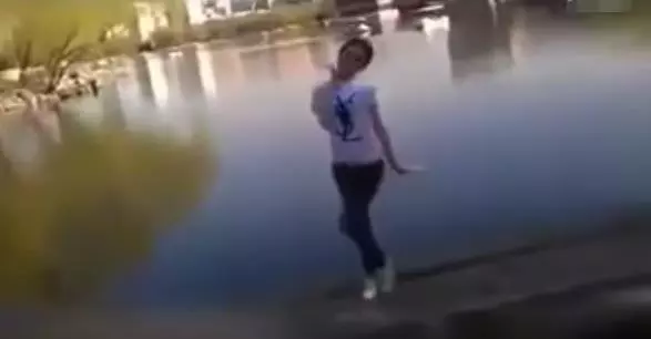 恐怖!女子湖邊拍照,慘遭鱷魚活吞!0:27秒恐怖一幕出現了……