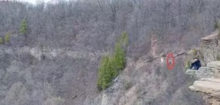 難得見到!男子把登山照放大後,再也不敢一個人去登山了!