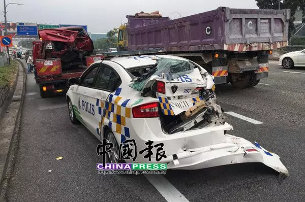 失魂車撞警車 引發數車連環撞