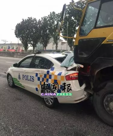 失魂車撞警車 引發數車連環撞