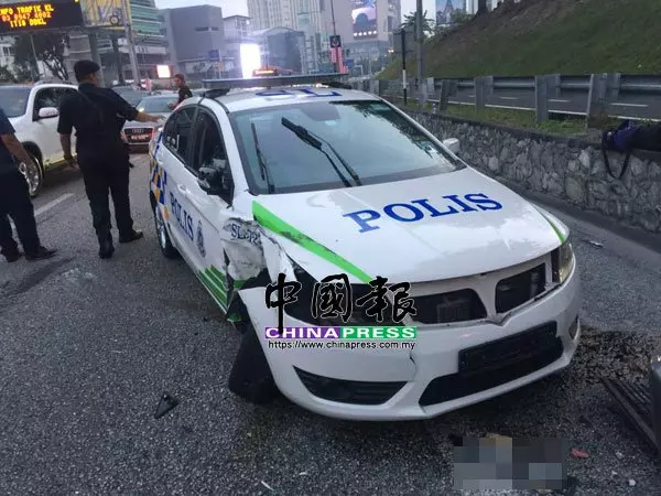 失魂車撞警車 引發數車連環撞