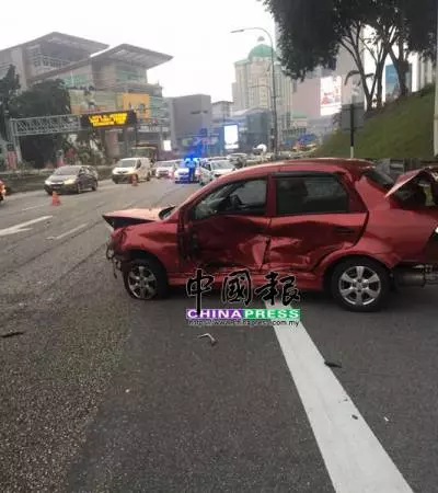 失魂車撞警車 引發數車連環撞