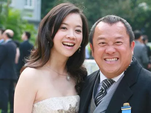 曾寶儀人緣非常好也很漂亮,但至今未婚,網友:大把年齡為何呢?