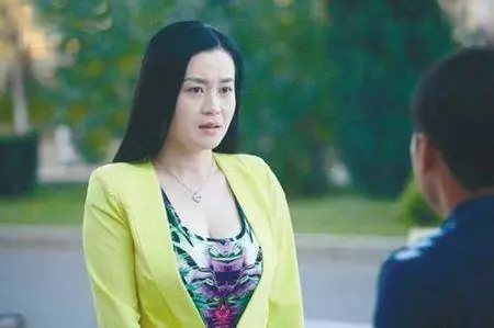 曾寶儀人緣非常好也很漂亮,但至今未婚,網友:大把年齡為何呢?