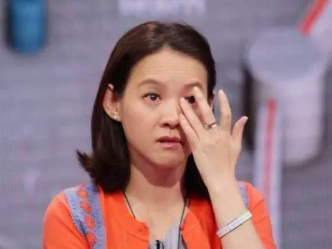曾寶儀人緣非常好也很漂亮,但至今未婚,網友:大把年齡為何呢?