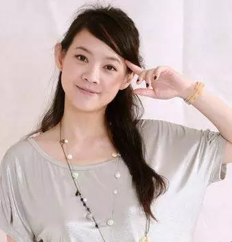 曾寶儀人緣非常好也很漂亮,但至今未婚,網友:大把年齡為何呢?
