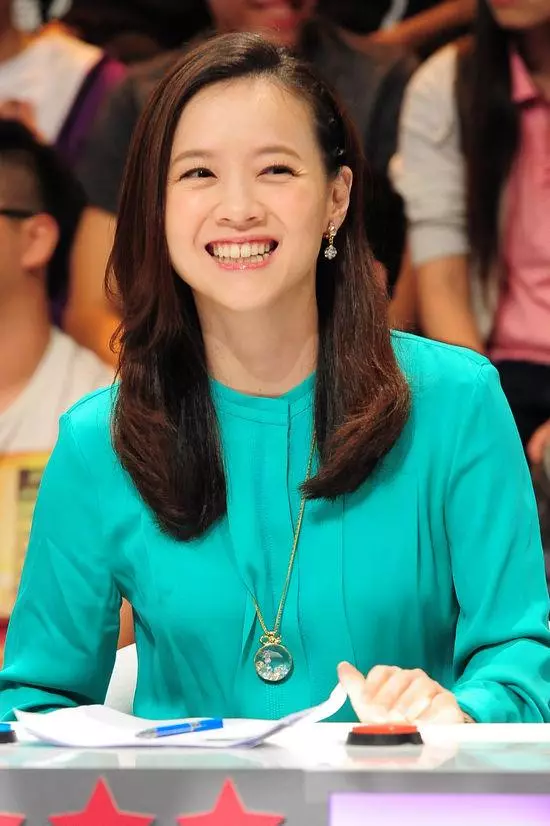 曾寶儀人緣非常好也很漂亮,但至今未婚,網友:大把年齡為何呢?