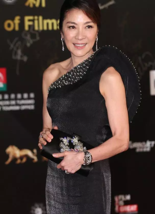 楊紫瓊穿單肩禮服亮相,但全身都是歲月的痕跡,女神真的老了!