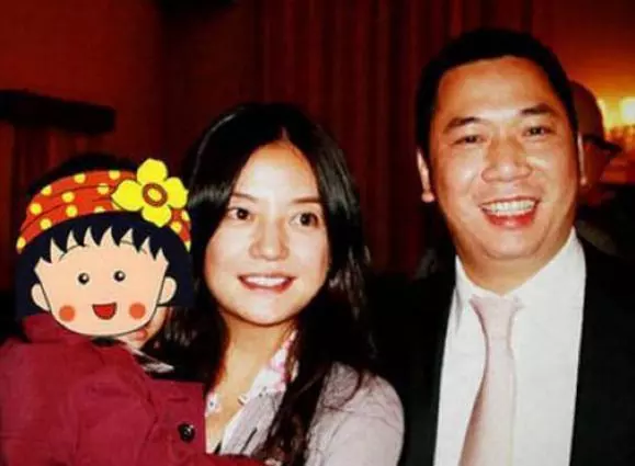 趙薇20歲兒子和8歲女兒近照曝光,網友:兄妹差距也太大了吧!