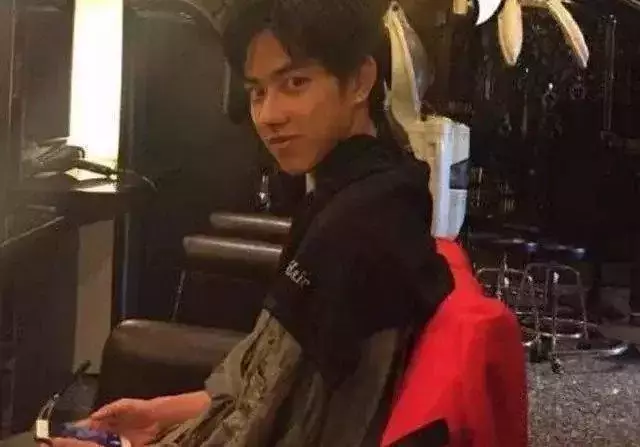 趙薇20歲兒子和8歲女兒近照曝光,網友:兄妹差距也太大了吧!
