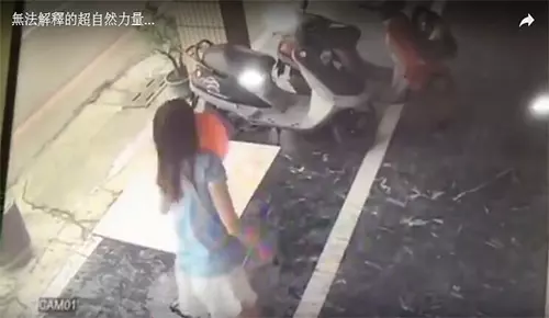 無法解釋的超自然力量...正妹收神明桌~下一秒竟然...太可怕了!!!