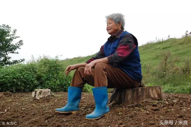 老人天天在村口等孫子回來過年,卻沒人告訴她孫子已經死了