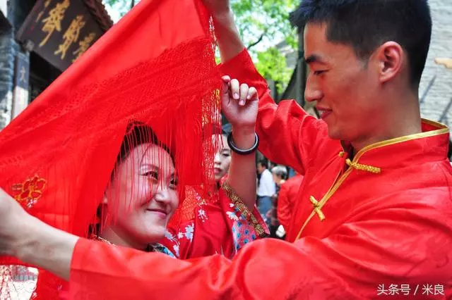 窮小子偷偷結婚,不敢通知朋友,結婚當天,十幾輛大奔來為他接親