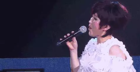 她曾是「港劇一姐」,能演能唱,卻替丈夫背了一身債務,最終...