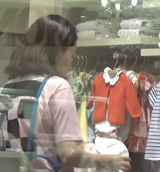 【當媽後一切都不一樣了~】熊黛林逛街不看名牌手袋,專心為雙胞胎女兒選購嬰兒衫!