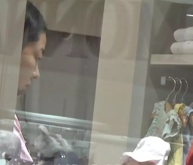 【當媽後一切都不一樣了~】熊黛林逛街不看名牌手袋,專心為雙胞胎女兒選購嬰兒衫!