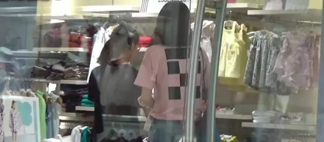 【當媽後一切都不一樣了~】熊黛林逛街不看名牌手袋,專心為雙胞胎女兒選購嬰兒衫!