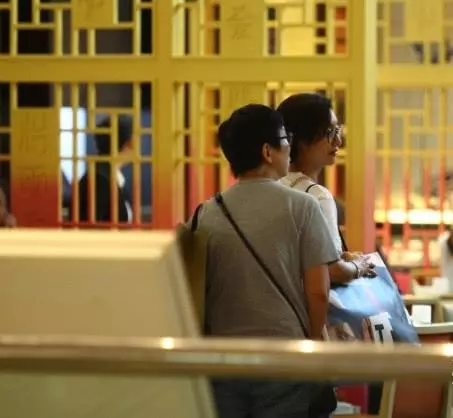 片酬動不動就7位數、8位數以上,和妹妹逛街吃飯,惠英紅吃不完打包很會過日子~【贊】!