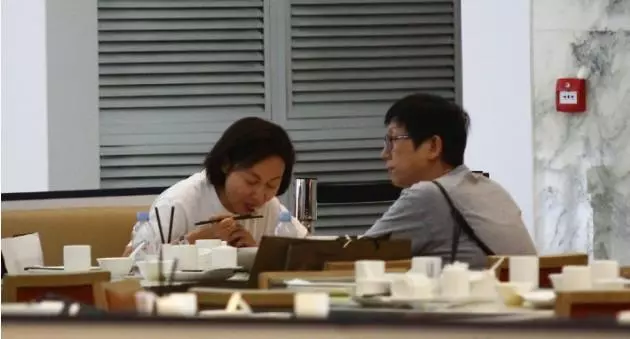 片酬動不動就7位數、8位數以上,和妹妹逛街吃飯,惠英紅吃不完打包很會過日子~【贊】!