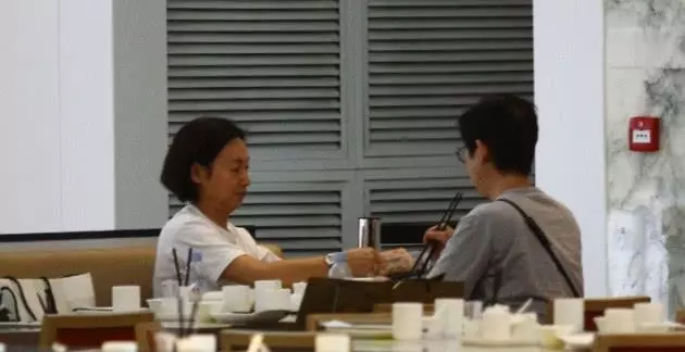 片酬動不動就7位數、8位數以上,和妹妹逛街吃飯,惠英紅吃不完打包很會過日子~【贊】!